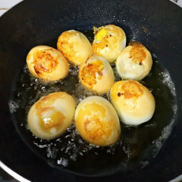 Goreng telur sampai warnanya kecokelatan. Tiriskan lalu sisihkan.