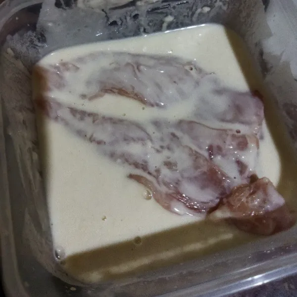 Selanjutnya masukan daging ayam kedalam larutan tepung bumbu.