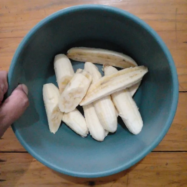 Kupas pisang kemudian iris sesuai selera.