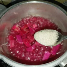 Masukkan gula pasir dan aduk-aduk sampai gula larut, matikan kompor.