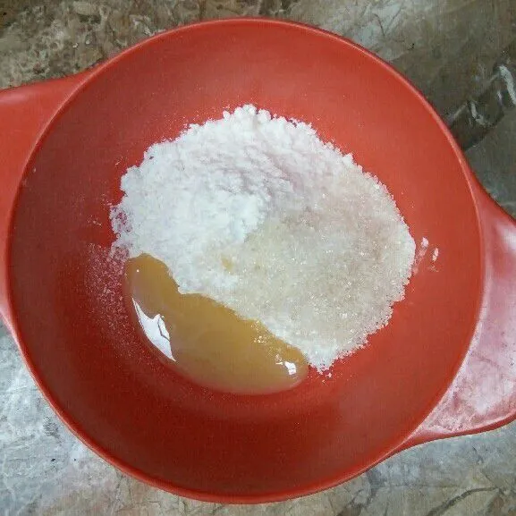 Campur tepung terigu, kental manis, garam dan gula pasir.