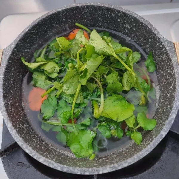 Masukkan daun selada dan sisa air, rebus hingga mendidih dan selada empuk.
