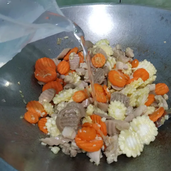 Masukkan wortel dan putren, tambahkan 400 ml. Masak hingga empuk.