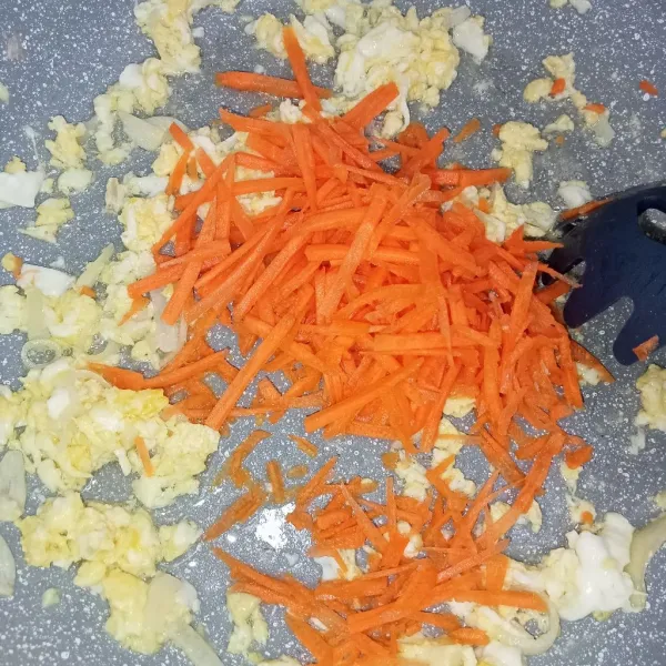 Masukkan wortel kemudian aduk aduk.