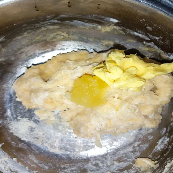 Lanjutkan masukkan sp dan margarin. Aduk sampai bahan menyatu dan merata. Tidak ada yg belang-belang terlihat margarinnya.