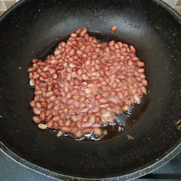 Goreng kacang tanah hingga matang, lalu angkat dan tiriskan.
