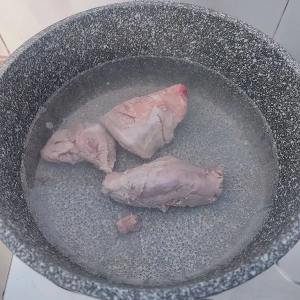 Rebus daging dengan 1000 ml air dengan api kecil hingga empuk. Potong-potong.