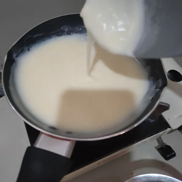 Campurkan larutan tepung terigu dan tepung maizena ke larutan susu dan gula, aduk merata hingga mengental.