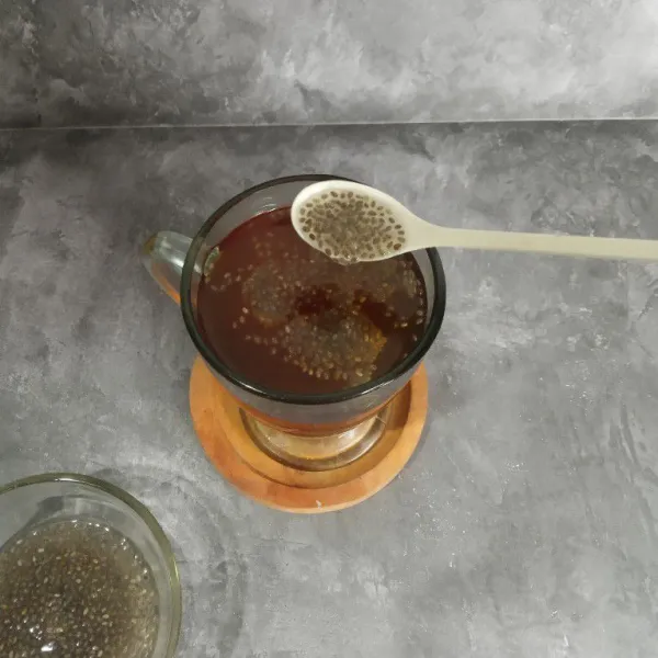 Saring teh kemudian tambahkan chia seed.