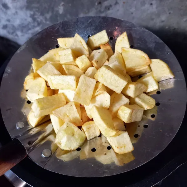 Goreng kentang sampai kuning kecokelatan.