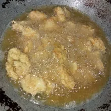Panaskan minyak lalu masukkan ayam, goreng hingga kuning keemasan angkat dan tiriskan. Sajikan.