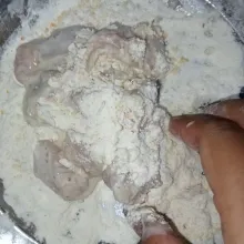 Masukkan ayam kedalam bahan kering tekan tekan supaya tepung menempel.