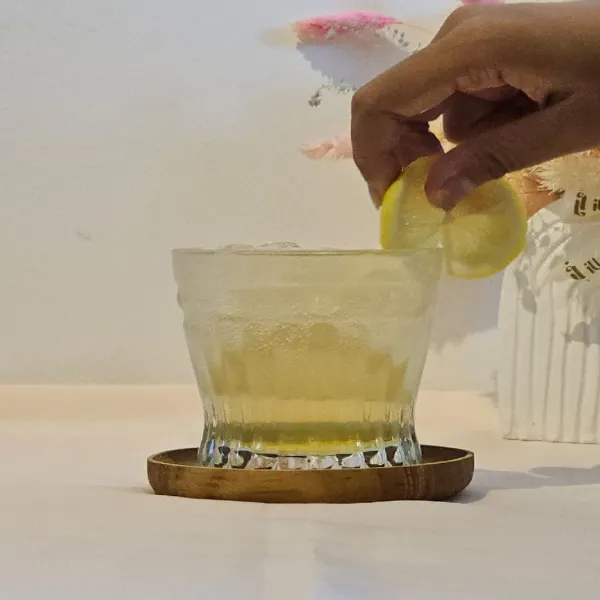 Tambahkan lemon untuk hiasan di gelas