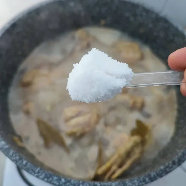 Bumbui dengan garam, merica bubuk dan kaldu jamur. Koreksi rasa, masak sampai ayam empuk.