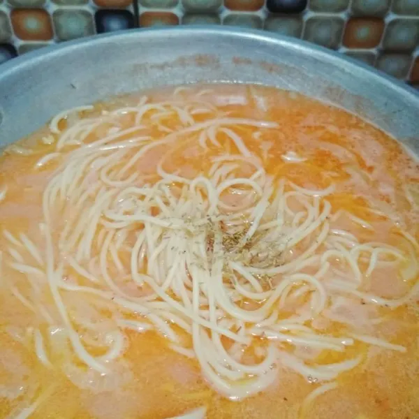 Tuang susu cair perlahan, masukkan rebusan spaghetti, tambahkan rosemary, aduk hingga tercampur rata, jangan lupa koreksi rasa jika sudah matang, matikan api, sajikan segera.