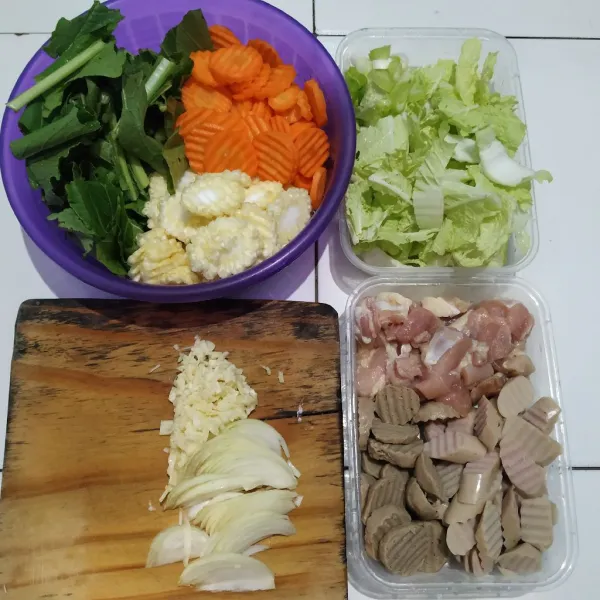 Siapkan bahan. Cuci bersih dan potong semua sayuran, daging ayam, bakso dan sosis yang dibutuhkan.