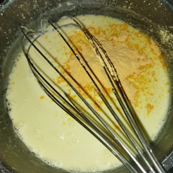 Lalu masukkan kuning telur yang sudah dikocok dengan telur ke dalam panci, tambahkan juga bumbu tabur rasa keju.