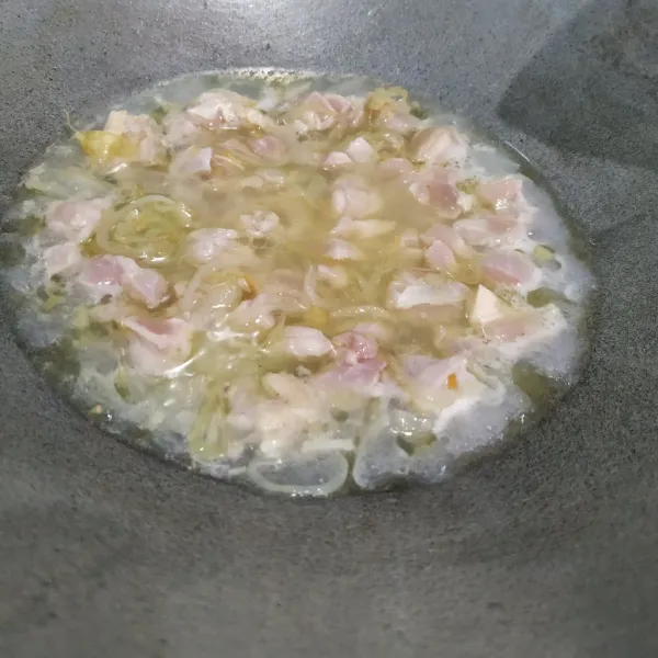 Masukkan potongan ayam fillet, 200 ml air, garam, lada bubuk dan penyedap. Masak hingga air menyusut.