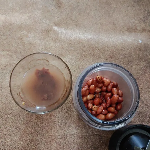 Masukan kacang ke dalam blender dan haluskan. Siapkan juga air asam jawa.