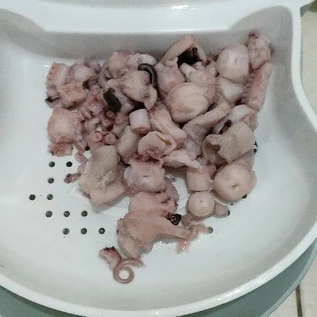 Siapkan daging gurita yang sudah direbus.