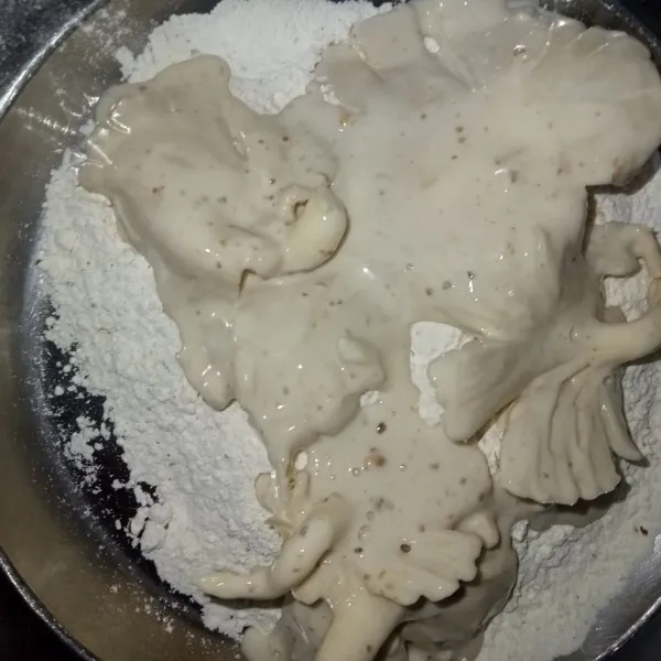 Masukkan kedalam bahan kering sambil ditekan supaya tepung menempel.