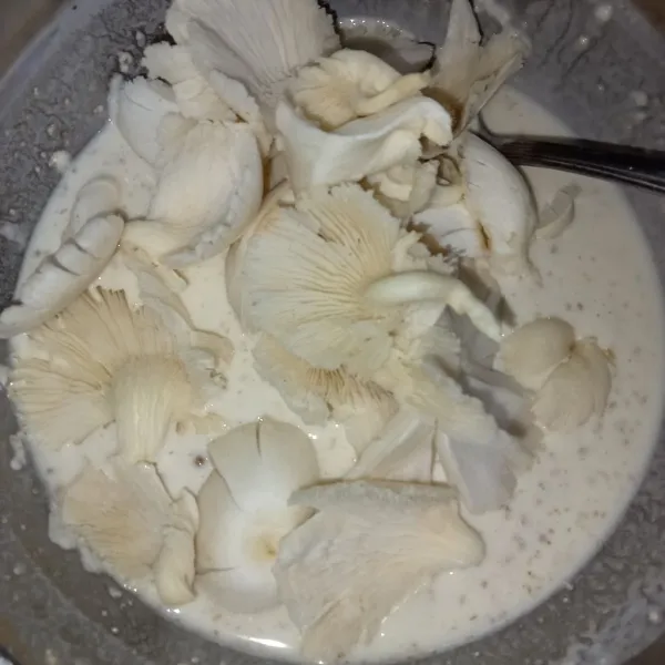 Celupkan jamur kedalam bahan basah.