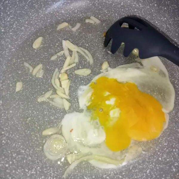 Tumis bawang putih dan bombay hingga harum, masukkan telur lalu orak arik.