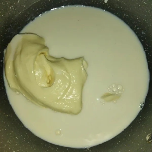 Saus keju : masak keju oles dan 200 ml susu cair, aduk dengan whisker hingga keju larut.