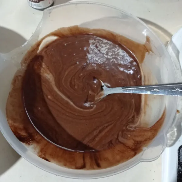 Setelah 1 jam, ambil 3/4 bagian adonan, lalu beri pasta dark coklat, aduk rata.