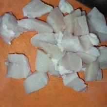 Potong dadu daging ayam.