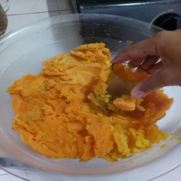 Kukus ubi sampai matang, lalu salin ubi kedalam wadah kemudian hancurkan dengan gelas.