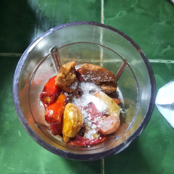 Masukkan semua bahan yang digoreng ke dalam blender, tambahkan gula merah. Blender sampai halus.