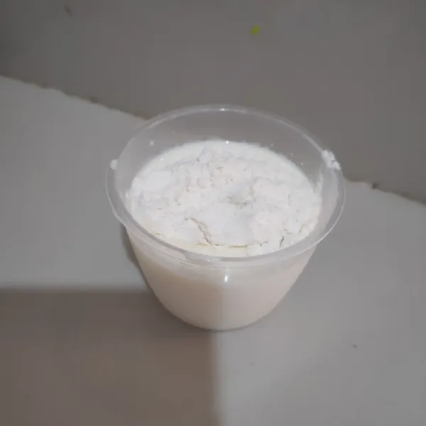 Campurkan 100 ml susu uht dengan tepung terigu dan tepung maizena.