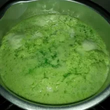 Aduk rata. Jerang di atas api sedang sambil sesekali saja diaduk. Setelah mulai mendidih dan membentuk gumpalan, kecilkan apinya. Aduk sesekali dan ringan saja. Matikan api setelah mendidih.