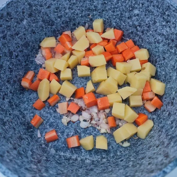 Masukkan potongan wortel dan kentang, tumis sebentar.