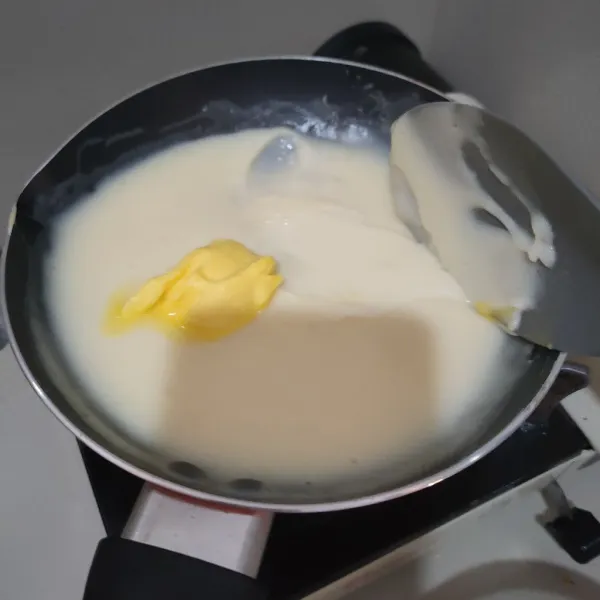 Beri margarin, aduk hingga margarin leleh dan tercampur merata.