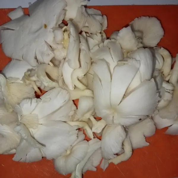 Siangi jamur terlebih dahulu kemudian cuci dan keringkan dengan tisu.