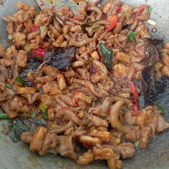 Masak sampai kuah habis. Jangan lupa selalu koreksi rasa. Matang. Sajikan dengan nasi hangat.