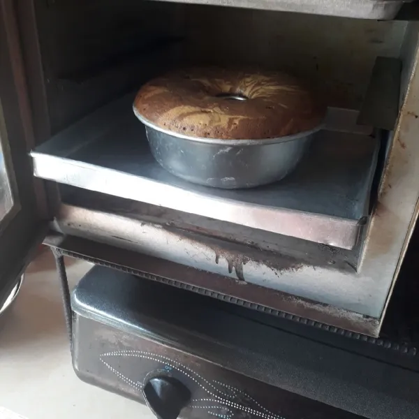 Panggang dalam oven yang sudah dipanaskan, gunakan api sedang hingga matang. 30 menit rak bawah dan 15 menit rak atas, sesuaikan dengan oven masing - masing.