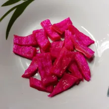 Kupas kulit bagian luar kulit buah naga dan potong-potong.
