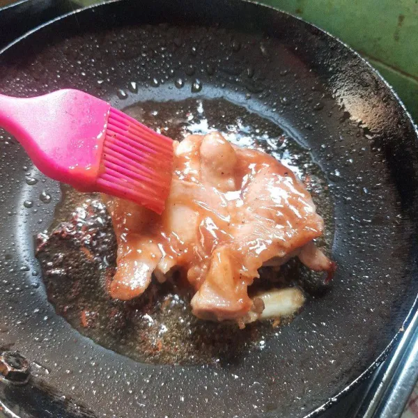 Olesi dengan bumbu BBQ pada semua bagian ayam, panggang lagi sampai ayam benar-benar matang.