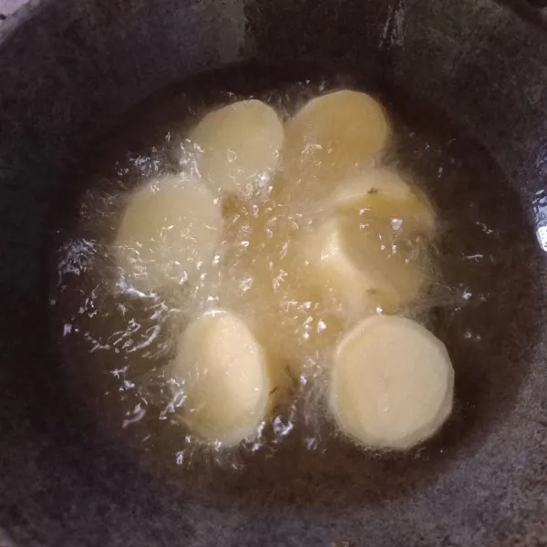Bersihkan kentang, potong-potong kemudian goreng. Hancurkan.