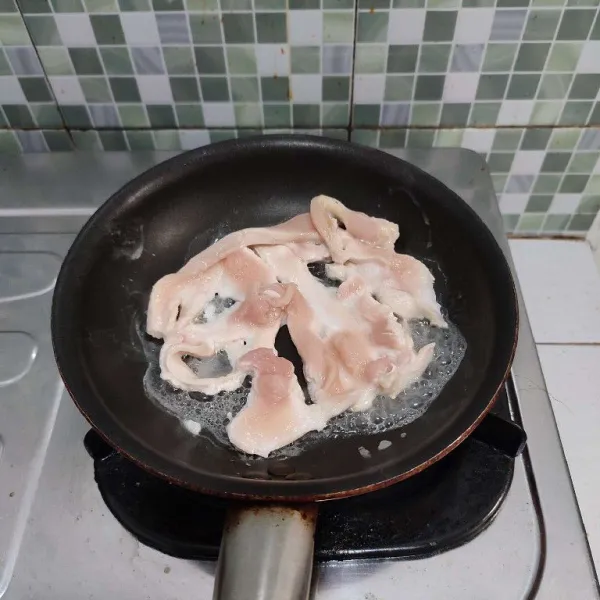 Masak ayam fillet di atas teflon hingga setengah matang, lalu angkat.