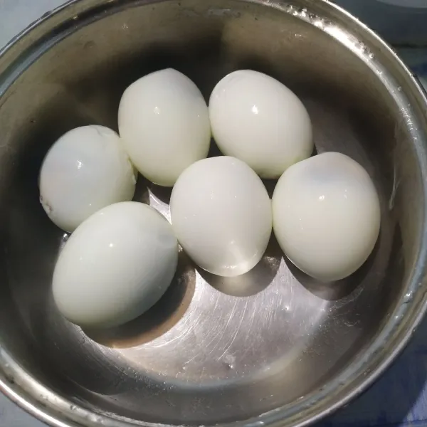 Rebus telur selama 10 menit lalu kupas.