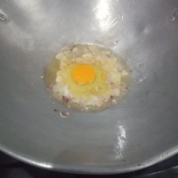 Masuk kan telur aduk sampai hancur.