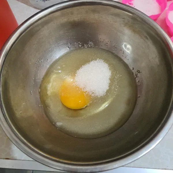 Campur telur, gula, garam, vanili dan SP. Mixer hingga kental berjejak.