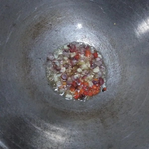 Tumis bawang merah, bawang putih, dan cabai rawit hingga harum.