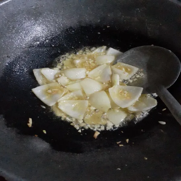 Panaskan minyak sayur dan margarin dengan api sedang lalu tumis bawang putih hingga layu lalu masukkan bawang bombay dan tumis kembali.