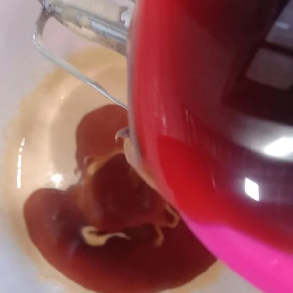 Masukkan syrup gula merah. Mixer dengan kecepatan rendah.