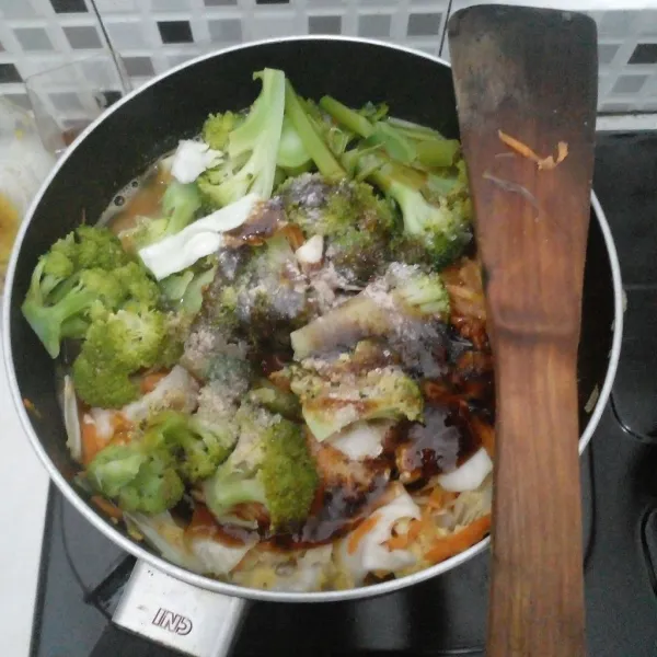 Masukkan udang, sayuran, bumbu saus tiram kemudian tambahkan air dan masak hingga matang.